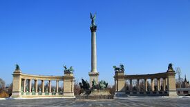 Heldenplatz in Budapest mit vielen Statuen und Säulen