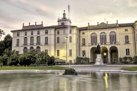 Der Palazzo Dugnani in Mailand mit einem Brunnen im Vordergrund