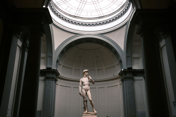 Die weiße Davidstatue von Michelangelo im Museum