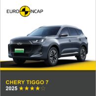 ÖAMTC-Crashtest: Chery Tiggo 7 Auf dem Bild sieht man ein dunkelgraues Auto. Darüber das Logo des Crashtest-Konsortiums Euro NCAP. Unter dem Auto steht in gelber Schrift auf grauem Hintergrund, um welches Fahrzeug es sich handelt sowie die Sternebewertung, in weißer Schrift das Jahr des Tests.