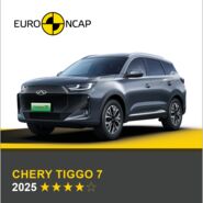 Auf dem Bild sieht man ein dunkelgraues Auto. Darüber das Logo des Crashtest-Konsortiums Euro NCAP. Unter dem Auto steht in gelber Schrift auf grauem Hintergrund, um welches Fahrzeug es sich handelt sowie die Sternebewertung, in weißer Schrift das Jahr des Tests.