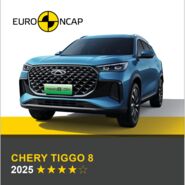 Auf dem Bild sieht man ein blaues Auto. Darüber das Logo des Crashtest-Konsortiums Euro NCAP. Unter dem Auto steht in gelber Schrift auf grauem Hintergrund, um welches Fahrzeug es sich handelt sowie die Sternebewertung, in weißer Schrift das Jahr des Tests.