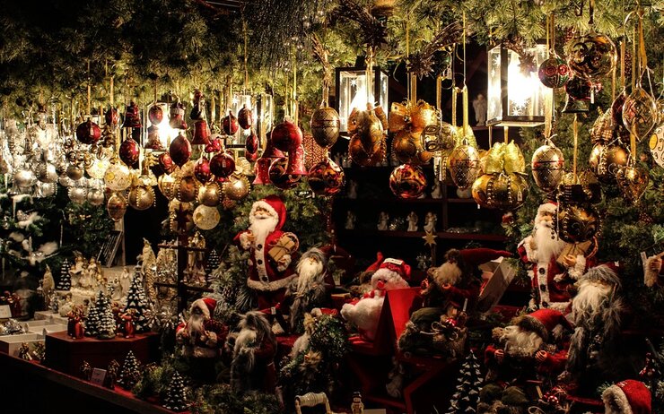 Christbaumschmuck und Weihnachtsmänner bei Verkaufsstand