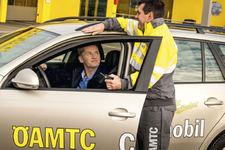 ÖAMTC Clubmobil, ein komfortables und modernes Fahrzeug, das für Mitglieder für Reisen und Ausflüge zur Verfügung steht, mit dem ÖAMTC-Logo gut sichtbar.
