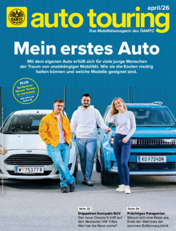 cover des Printmagazings auto auto touring, drei junge Personen stehen vor Autos