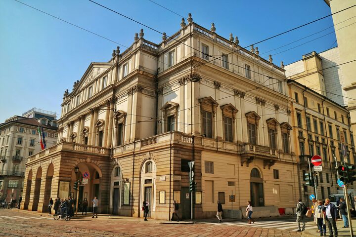 das Scala-Theater an einer Straßenecke
