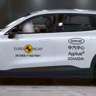 Ein Auto, das im Zuge eines Crashtests frontal gegen ein Hindernis prallt.