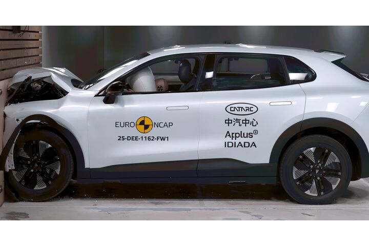 Ein Auto, das im Zuge eines Crashtests frontal gegen ein Hindernis prallt.