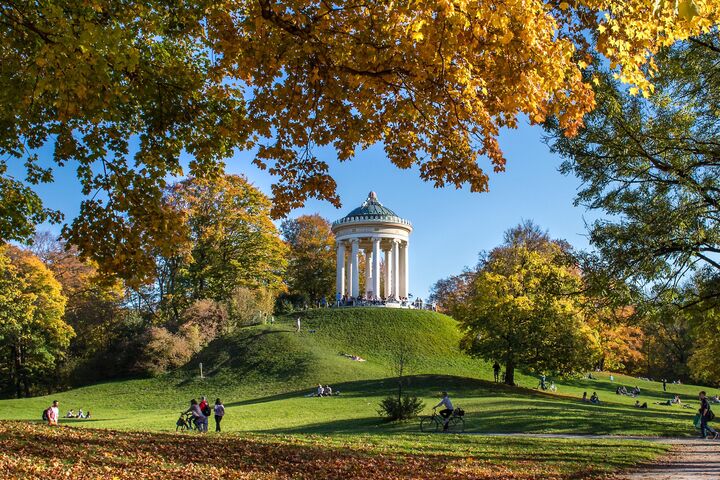 Ein Park mit Herbstlaub und einem Pavillon