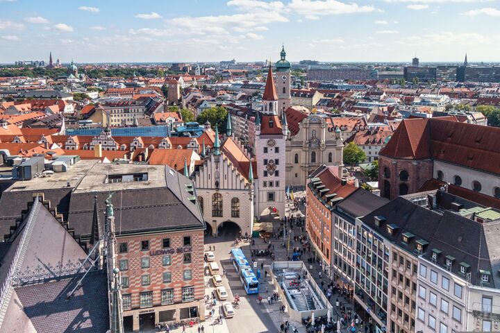 Vogelperspektive auf den Marienplatz mit zwei Kirchen und vielen Häusern