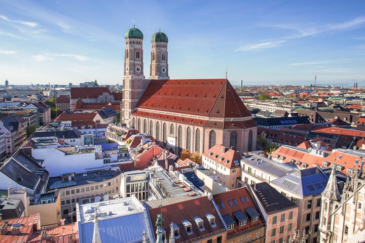 Blick auf die Frauenkirche mit ihrem langen Schiff und zwei Türmen