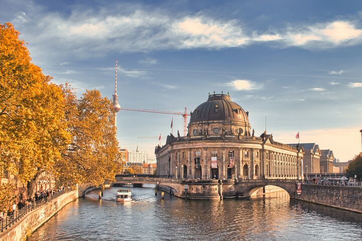 Ein Gebäude mit einer Kuppel am Ufer der Spree
