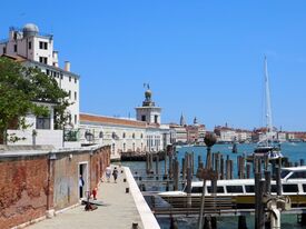 Spazierweg entlang der Zattere mit Venedig im Hintergrund