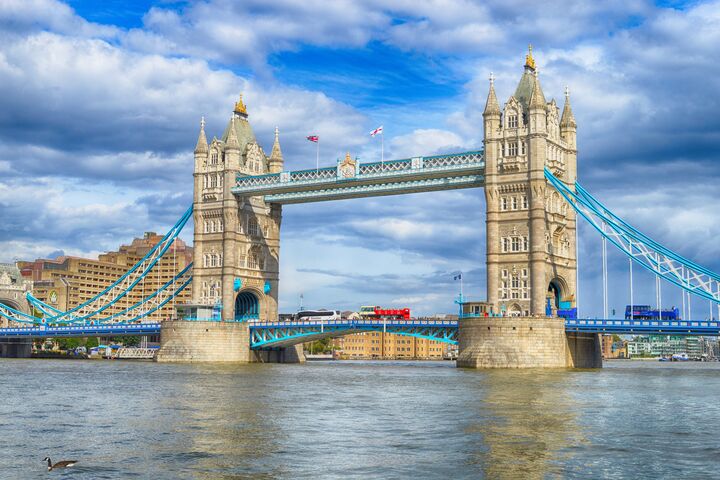 Blick auf die Tower Bridge über der Themse