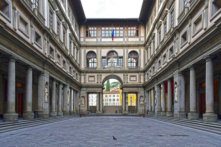 Ein großer leerer Innenhof eines Gebäudes