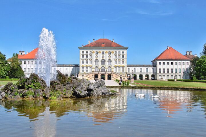 Schloss Nymphenburg mit einem Brunnen im Vordergrund