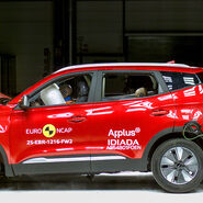 Ein Auto, das im Zuge eines Crashtests frontal gegen ein Hindernis prallt.