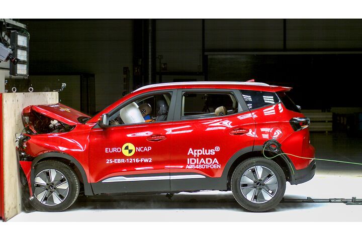 Ein Auto, das im Zuge eines Crashtests frontal gegen ein Hindernis prallt.