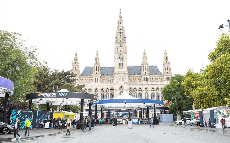 Messestände der Wiener Elektro Tage auf dem Rathausplatz Wien mit Rathaus im Hintergrund