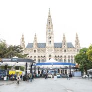 Messestände der Wiener Elektro Tage auf dem Rathausplatz Wien mit Rathaus im Hintergrund