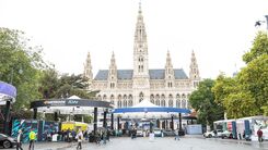 Messestände der Wiener Elektro Tage auf dem Rathausplatz Wien mit Rathaus im Hintergrund