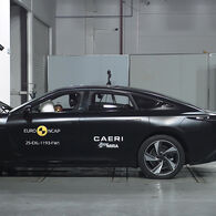 Crashtest: Exlantix ES Ein Auto, das im Zuge eines Crashtests frontal gegen ein Hindernis prallt.