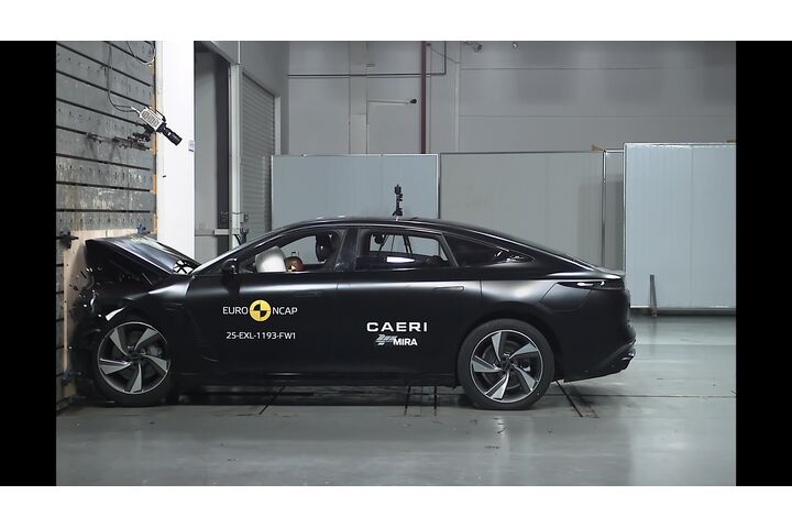 Ein Auto, das im Zuge eines Crashtests frontal gegen ein Hindernis prallt.