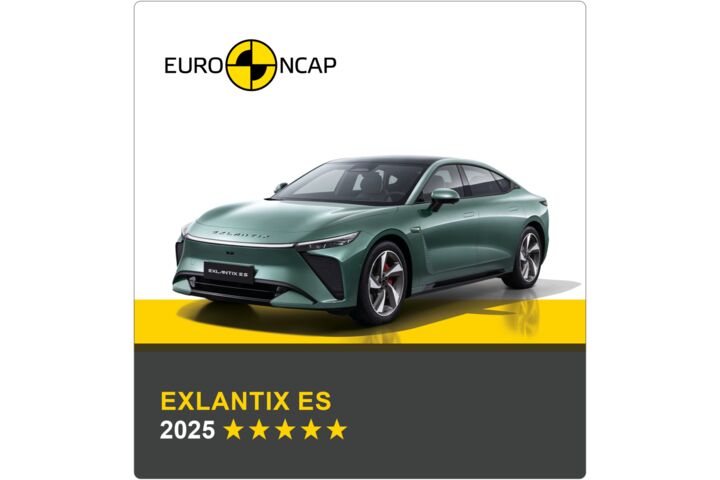 Auf dem Bild sieht man ein dunkelgrünes Auto. Darüber das Logo des Crashtest-Konsortiums Euro NCAP. Unter dem Auto steht in gelber Schrift auf grauem Hintergrund, um welches Fahrzeug es sich handelt sowie die Sternebewertung, in weißer Schrift das Jahr des Tests.