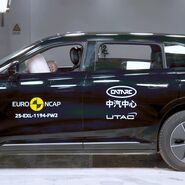 Ein Auto, das im Zuge eines Crashtests frontal gegen ein Hindernis prallt.