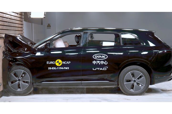 Ein Auto, das im Zuge eines Crashtests frontal gegen ein Hindernis prallt.