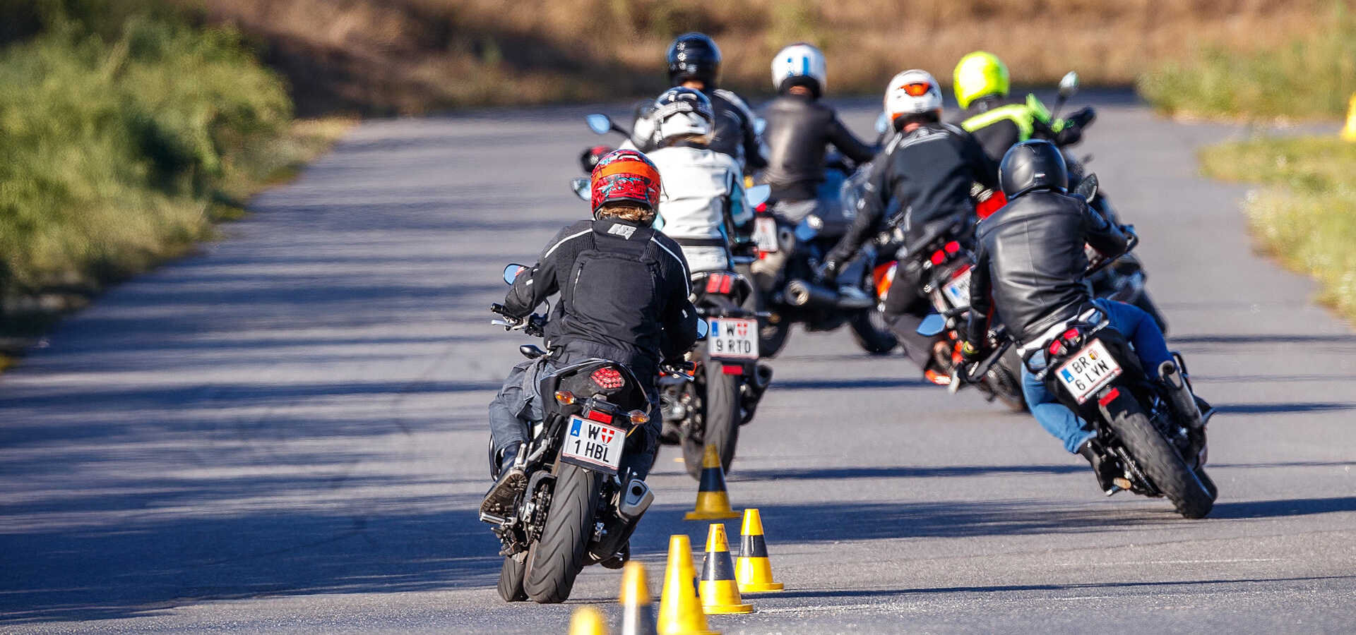 Gruppe von Motorradfahrern beim Training, Ansicht von hinten