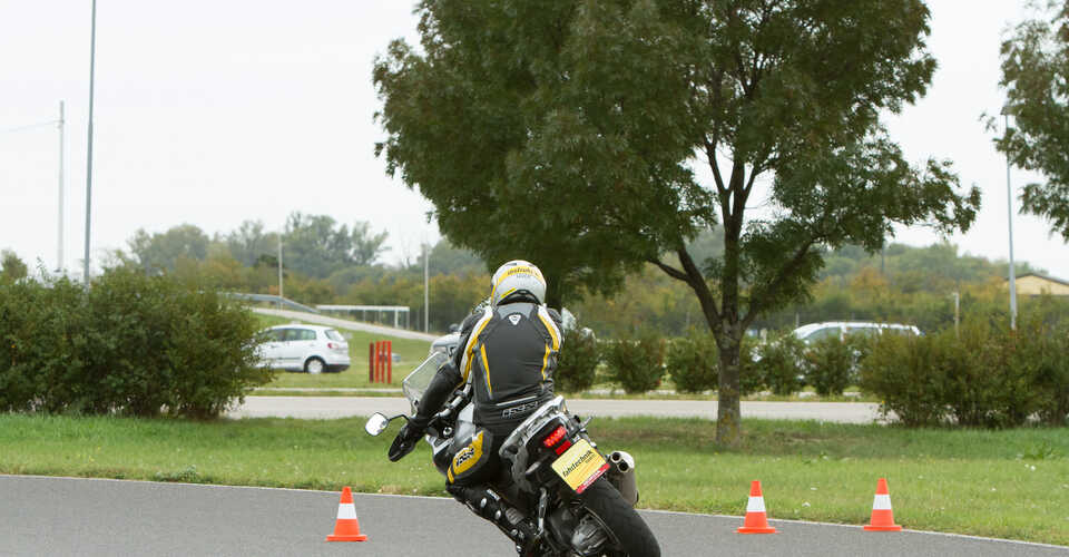 Driftkunst am Bike bei ÖAMTC Fahrtechnik ÖAMTC Fahrtechnik / https://www.oeamtc.at/fahrtechnik