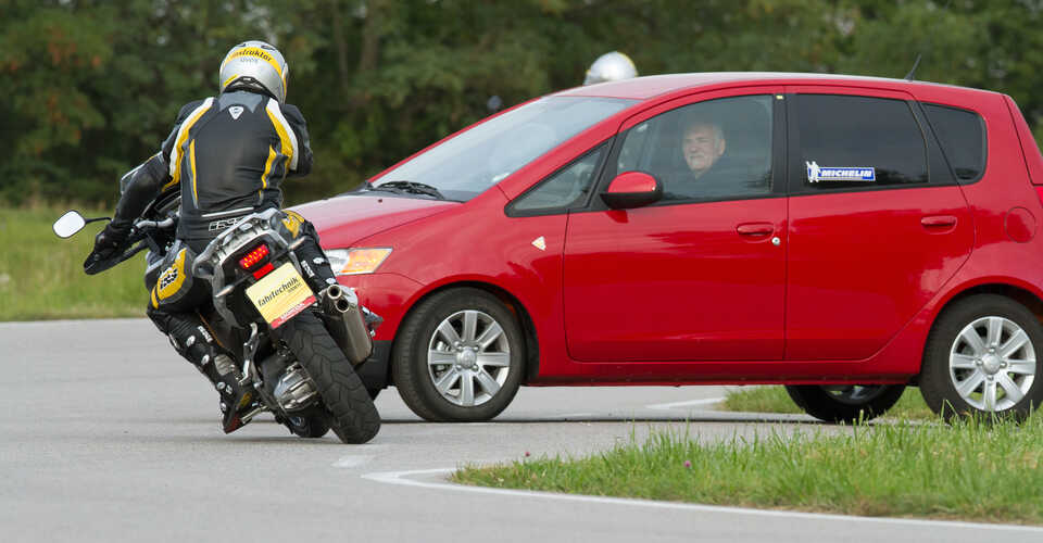 ÖAMTC Fahrtechnik Ausweichen mit Bike ÖAMTC Fahrtechnik / https://www.oeamtc.at/fahrtechnik