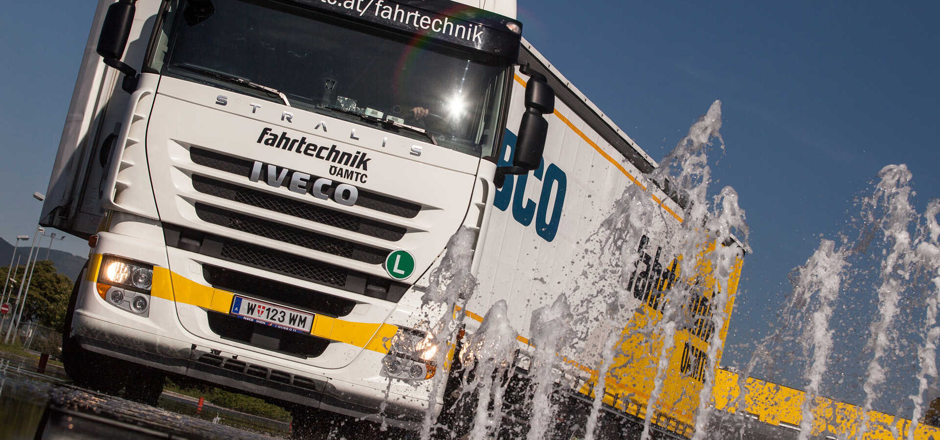 Bremstraining, Sicherheitstechnik LKW und Bus ÖAMTC Fahrtechnik / https://www.oeamtc.at/fahrtechnik