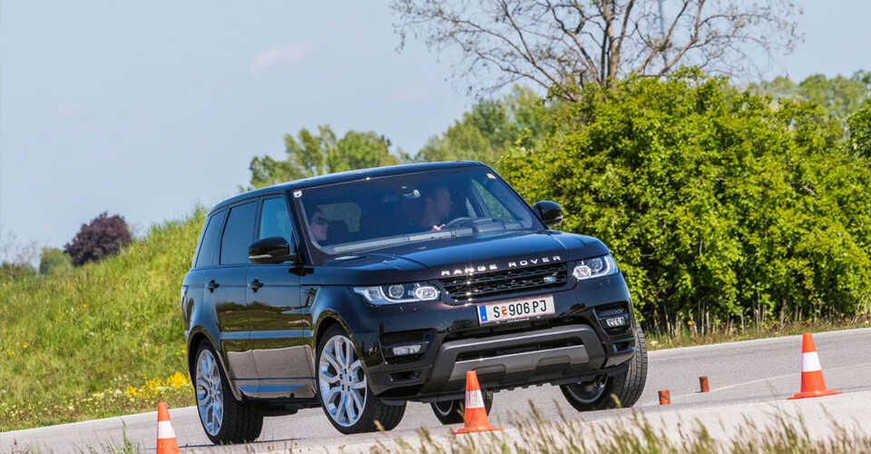 Trainieren Sie das Kurvenfahren beim SUV Training PKW ÖAMTC Fahrtechnik/Land Rover
