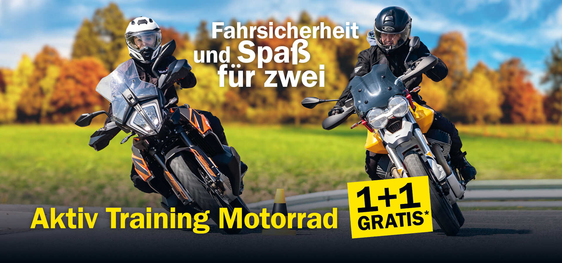 zwei Motorradfahrer vor auf einer Straße vor einem Wald  
