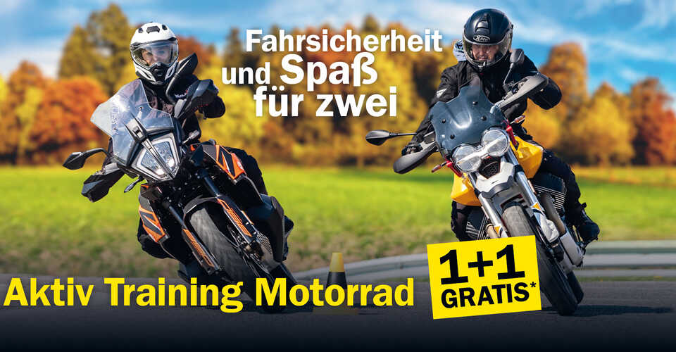 zwei Motorradfahrer vor auf einer Straße vor einem Wald  