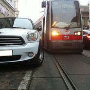 Falsch geparktes Auto hindert Straßenbahn am Vorbeifahren