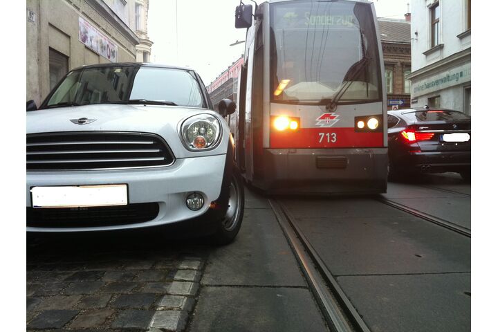 Falsch geparktes Auto hindert Straßenbahn am Vorbeifahren