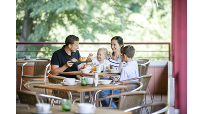 familie-auf-der-terrasse_jufa-hotel-waldviertel JUFA Hotel