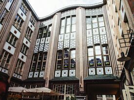Ein Gebäude mit vielen Fenstern