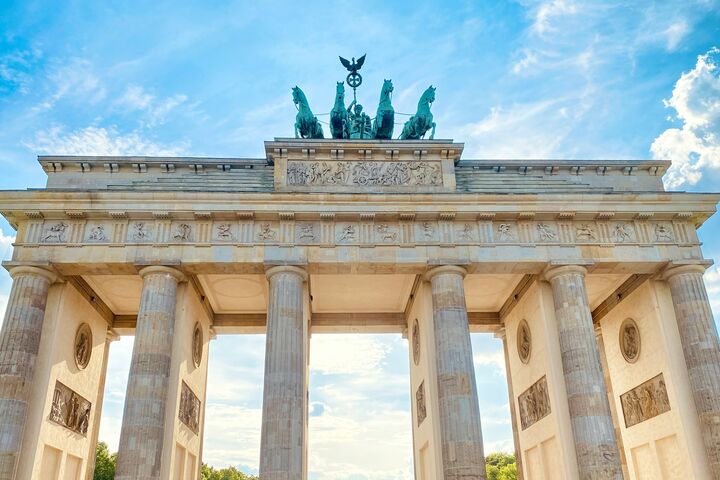 Ein großes Tor mit sechs Säulen und einer Quadriga auf dem Dach