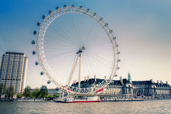 Ein großes Riesenrad am Ufer der Themse in London