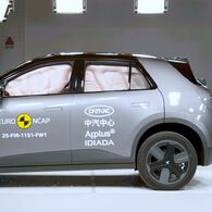 Crashtest: Firefly Ein Auto, das im Zuge eines Crashtests frontal gegen ein Hindernis prallt.
