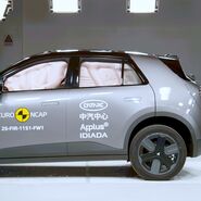 Ein Auto, das im Zuge eines Crashtests frontal gegen ein Hindernis prallt.