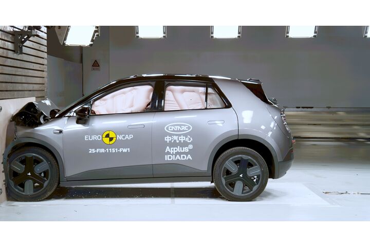 Ein Auto, das im Zuge eines Crashtests frontal gegen ein Hindernis prallt.