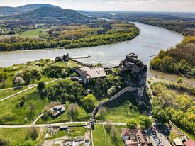 Eine Ruine auf einem Hügel an einem Fluss