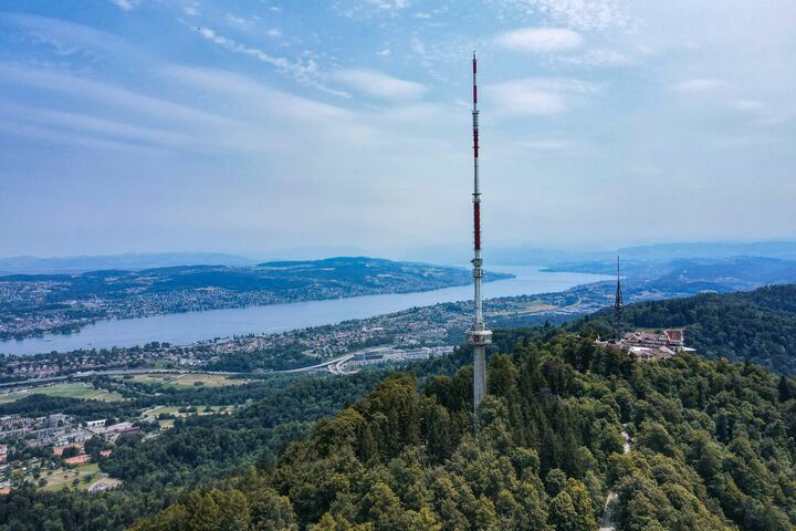 Blick vom Uetliberg ins Tal bei blauem Himmel