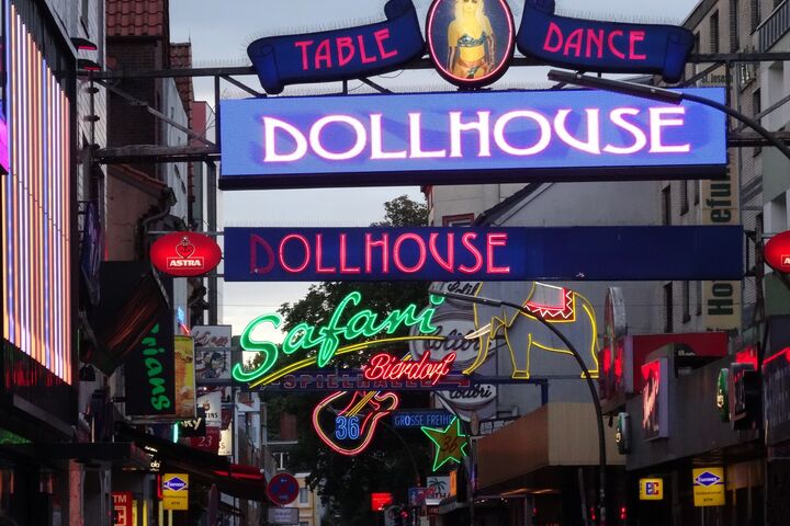 Bunte Schilder im Abendlicht auf der Reeperbahn in Hamburg