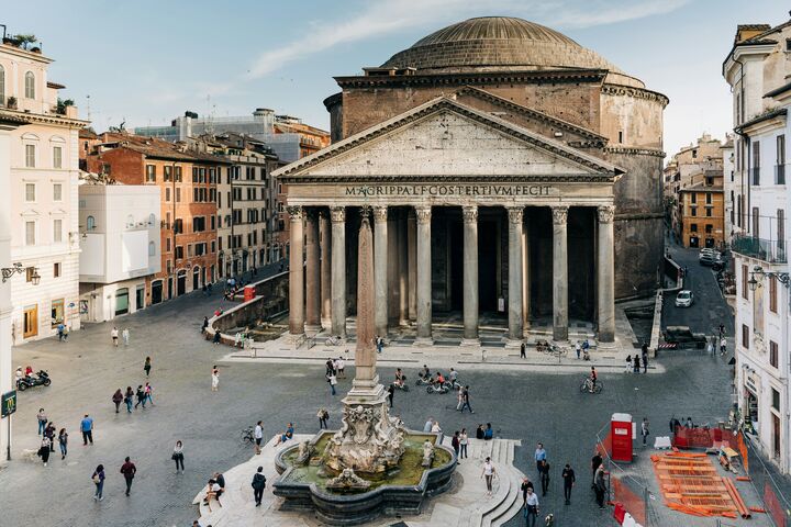 Menschen vor dem Pantheon in Rom mit seinen Säulen und der runden Kuppel